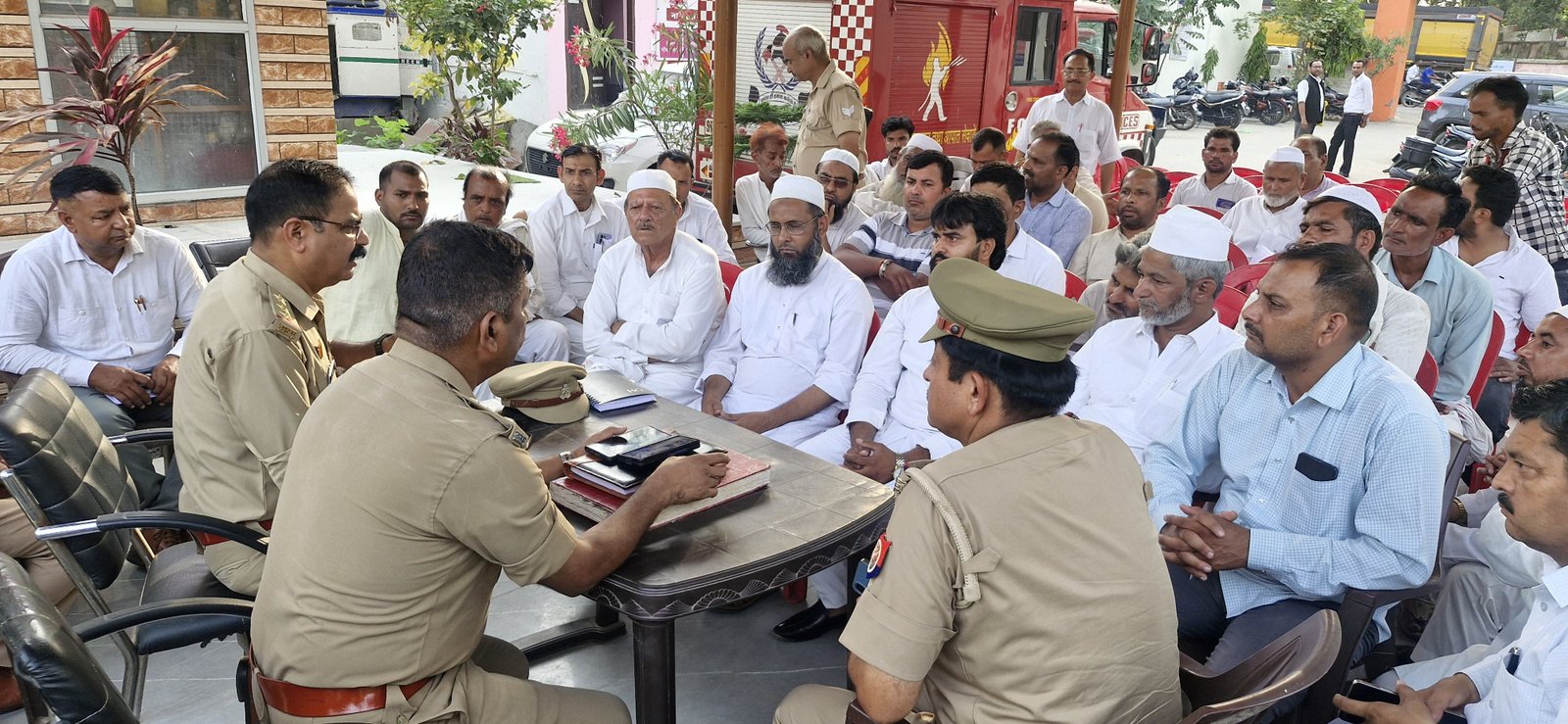 फतेहपुर थाने में बोले सीओ सदर व इंस्पेक्टर वीरेंद्र राणा  पुरानी जगह ही होगी कुर्बानी